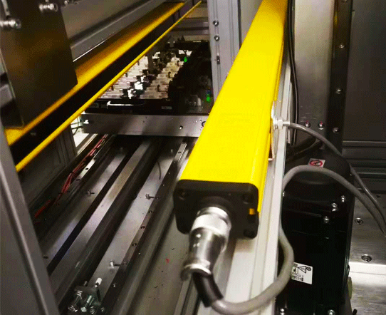 Anti-interference setup for adjacent safety light screens under strong ambient light