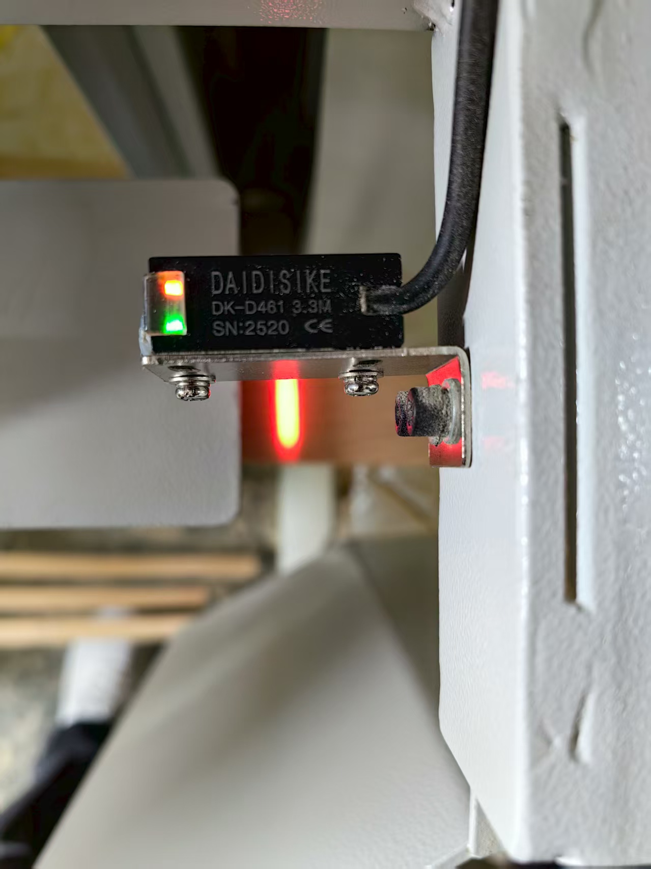 Installation environment of DK-D461 strip sensor on the wood conveyor